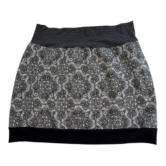 Dresses & Skirts - Black & White Lace Print Pattern Skirt - Size XL